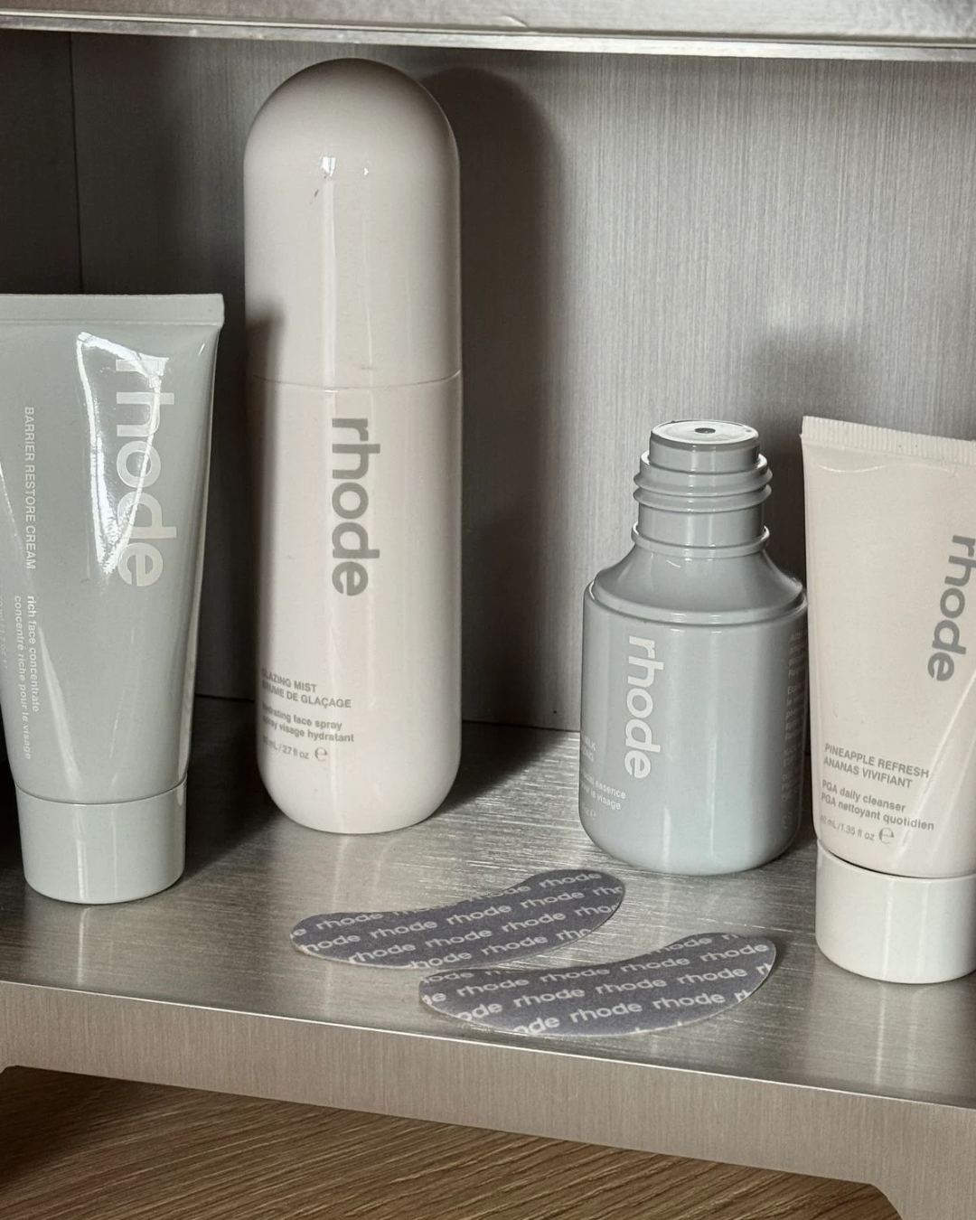 De ultieme glazed skin routine met Rhode: van cleanser tot glow