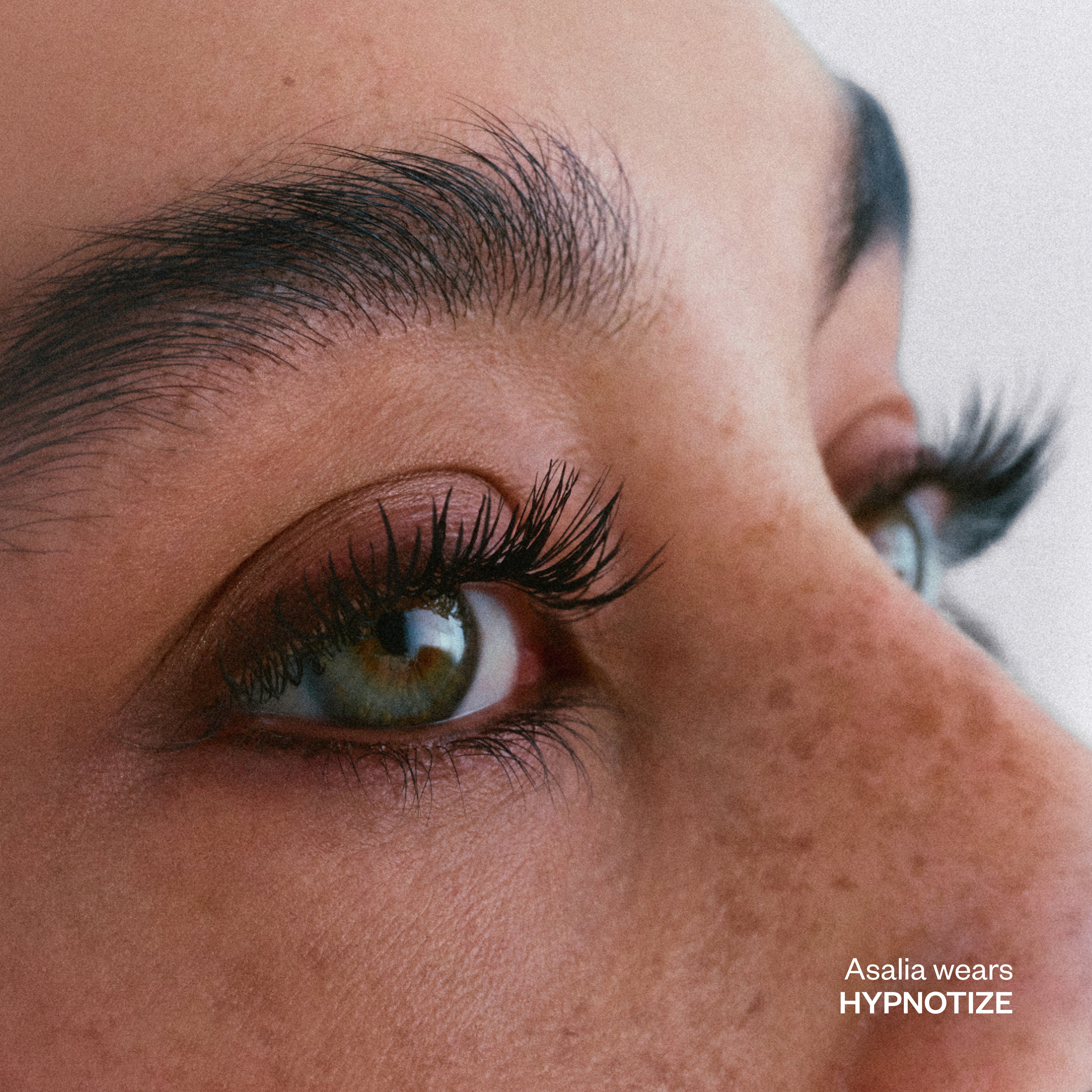 Kosas Soulgazer Lengthening Peptide Mascara aangebracht in Hypnotize