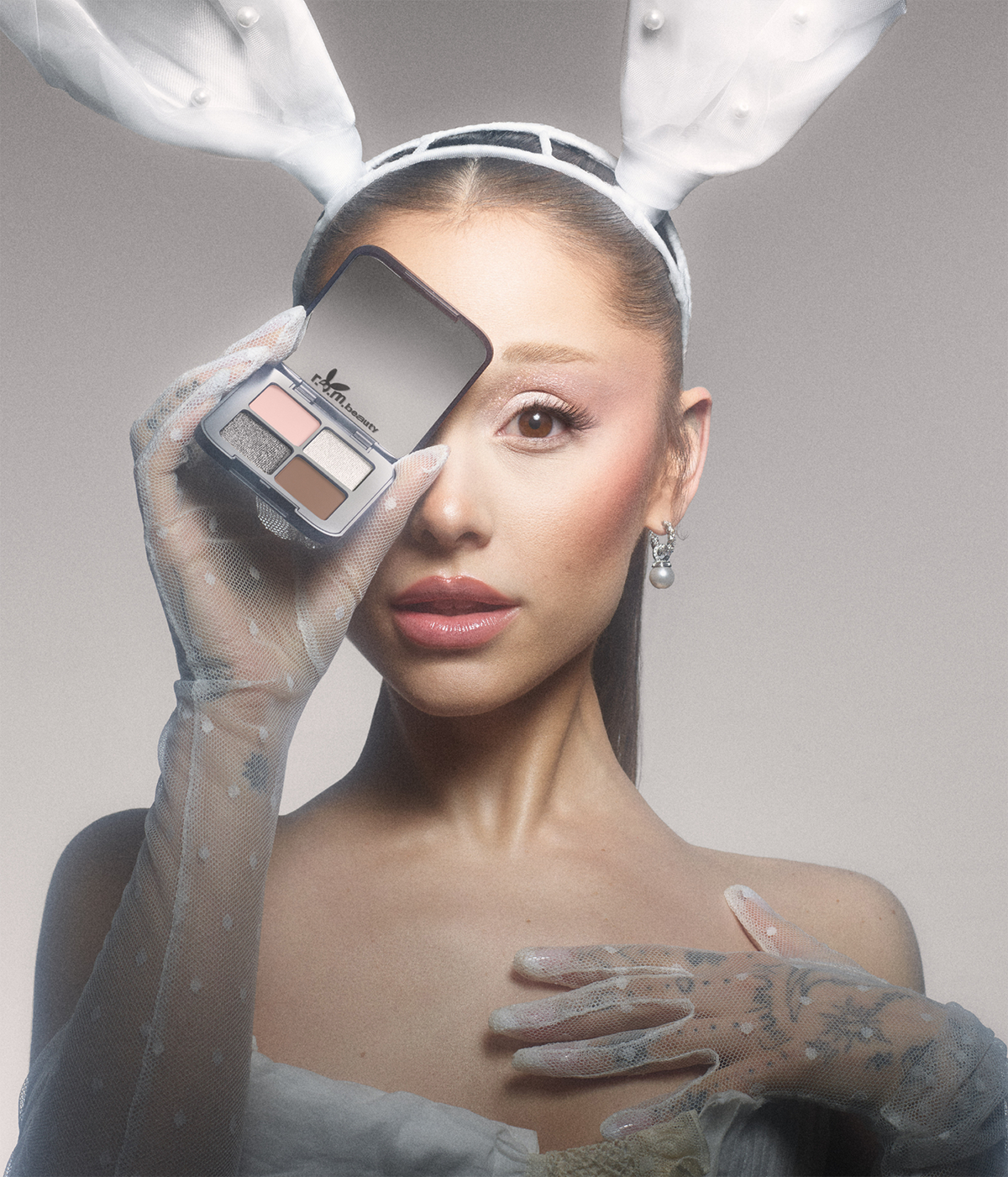 r.e.m. beauty Dangerous Woman Eyeshadow Palette