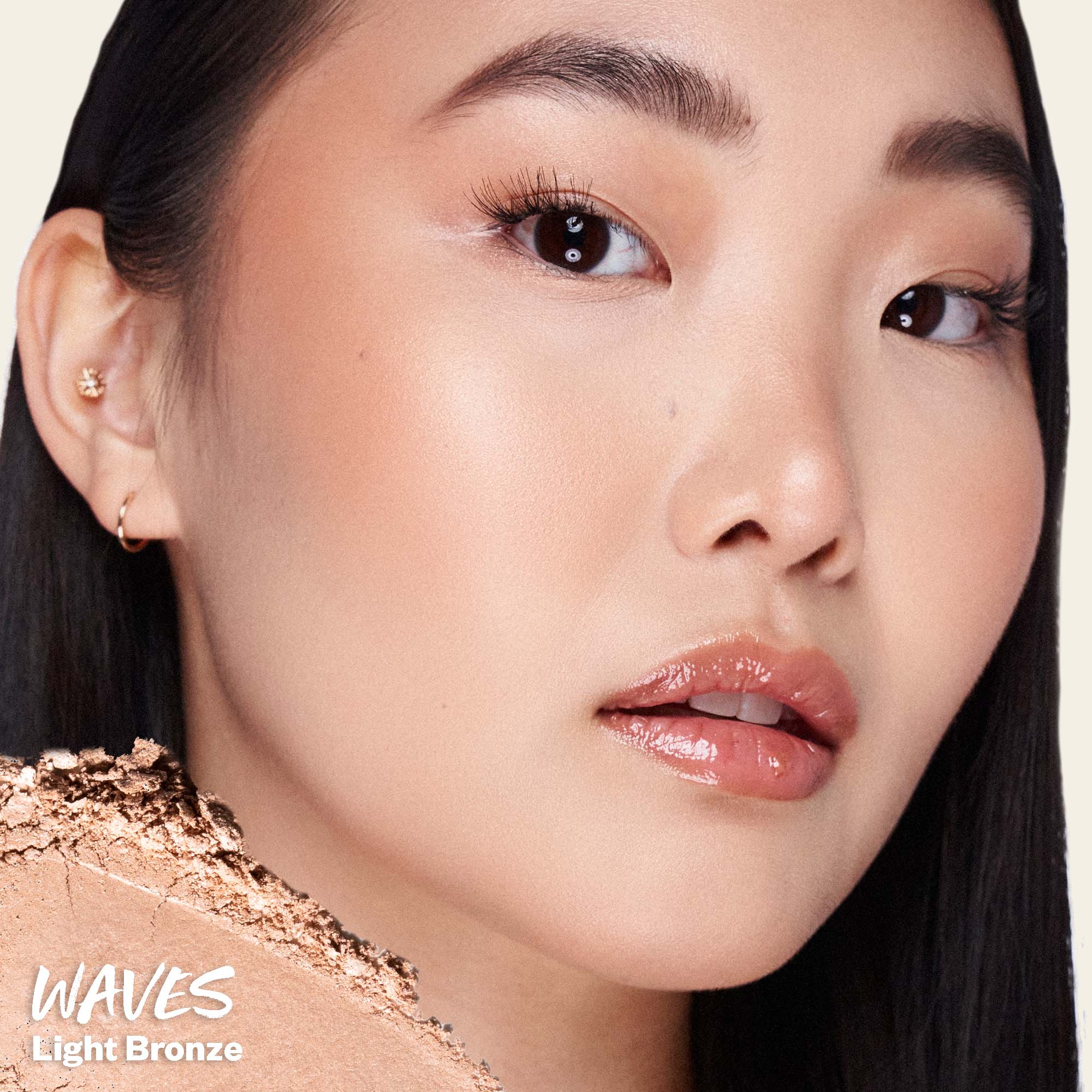 Kosas The Sun Show Talc-Free Bronzer aangebracht in Waves