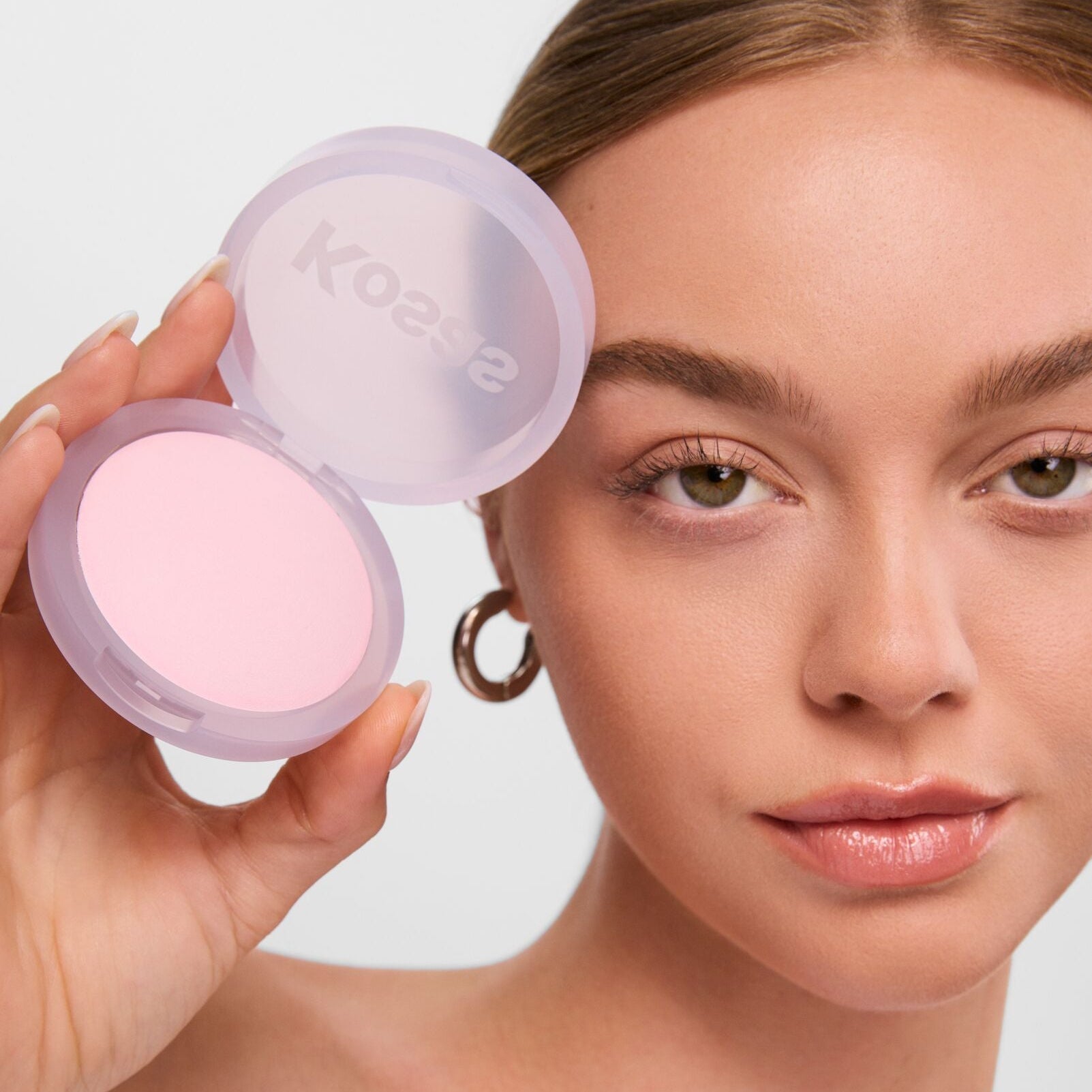 Kosas Cloud Set Baked Setting & Smoothing Powder in Candy bij model