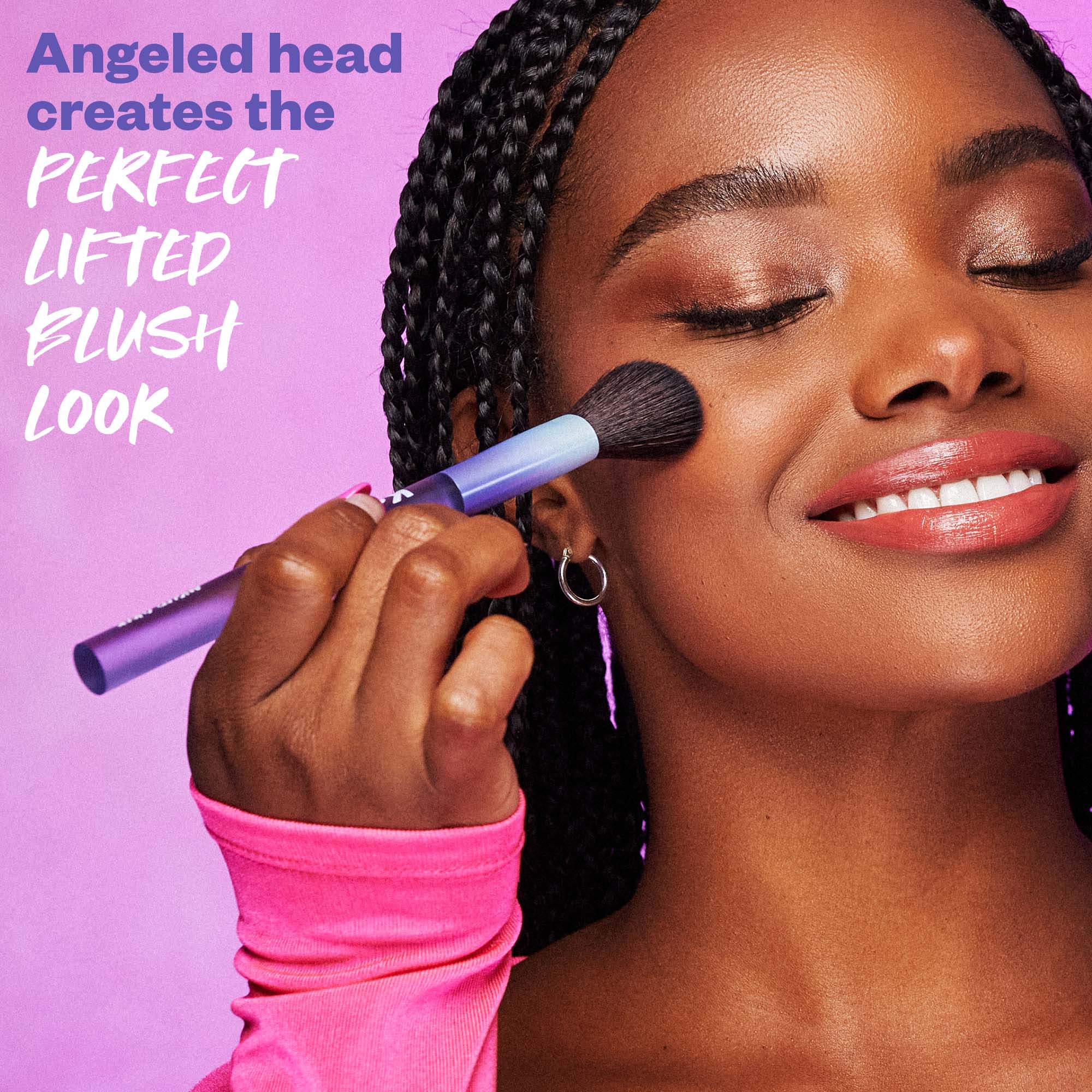Kosas Angled Cheek Brush in gebruik