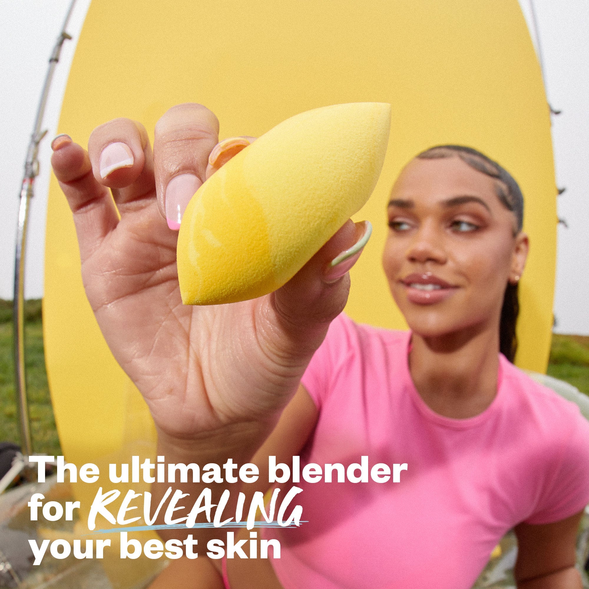 Kosas Revealer Dual-Ended Makeup Blender in gebruik