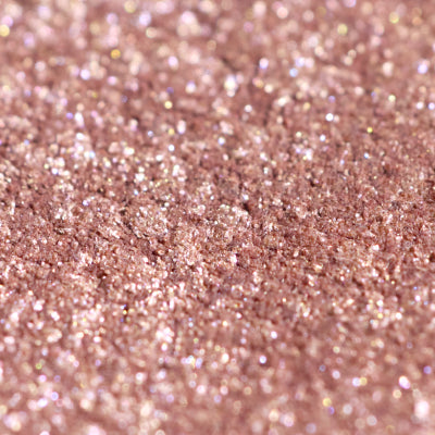 Swatch van Kosas Shiny Objects Wet Glisten Powder Highlighter in Glimmerose