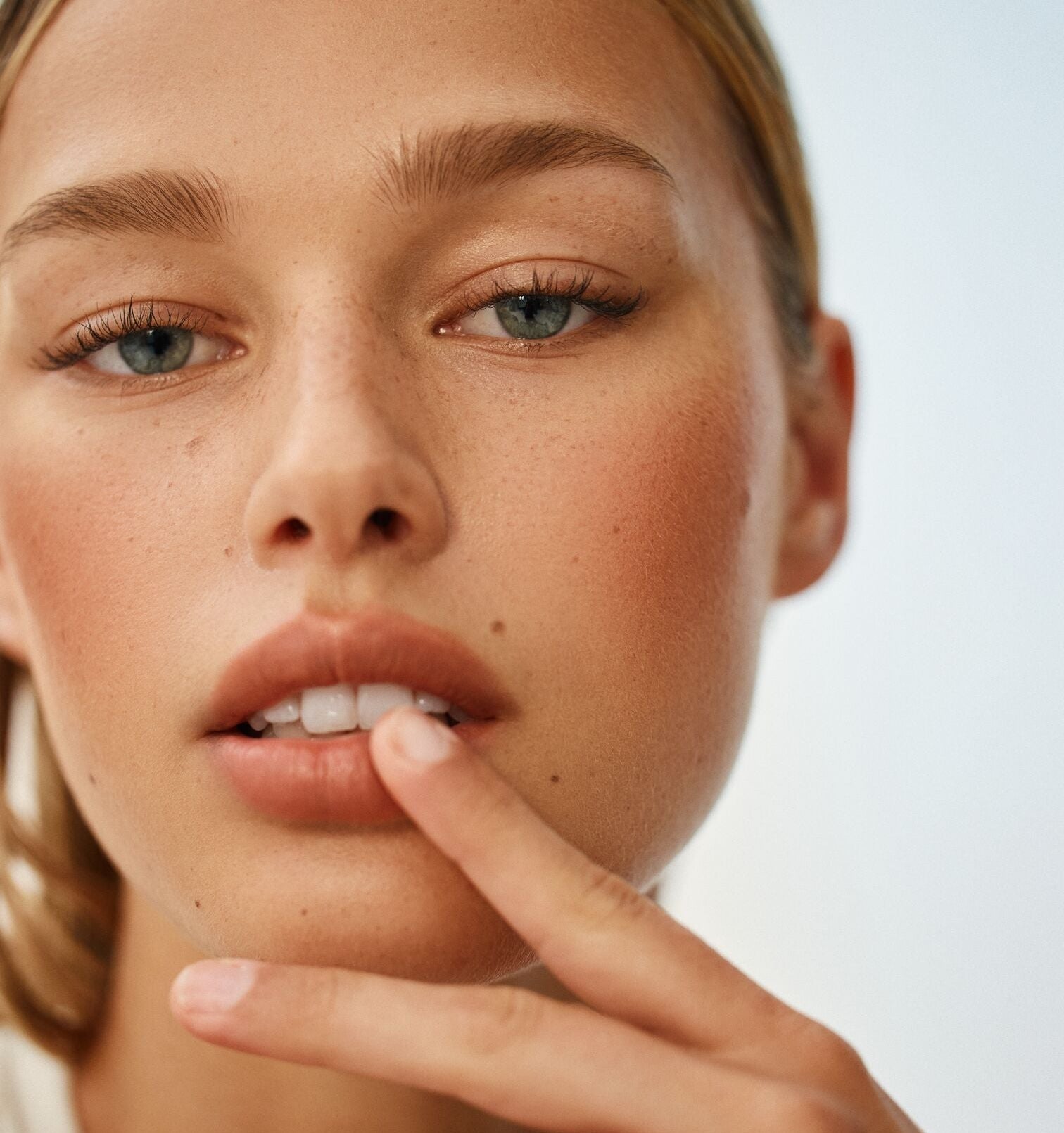 Kosas Impressionist Multistick Cream Cheek + Lip Color aangebracht in Intuition