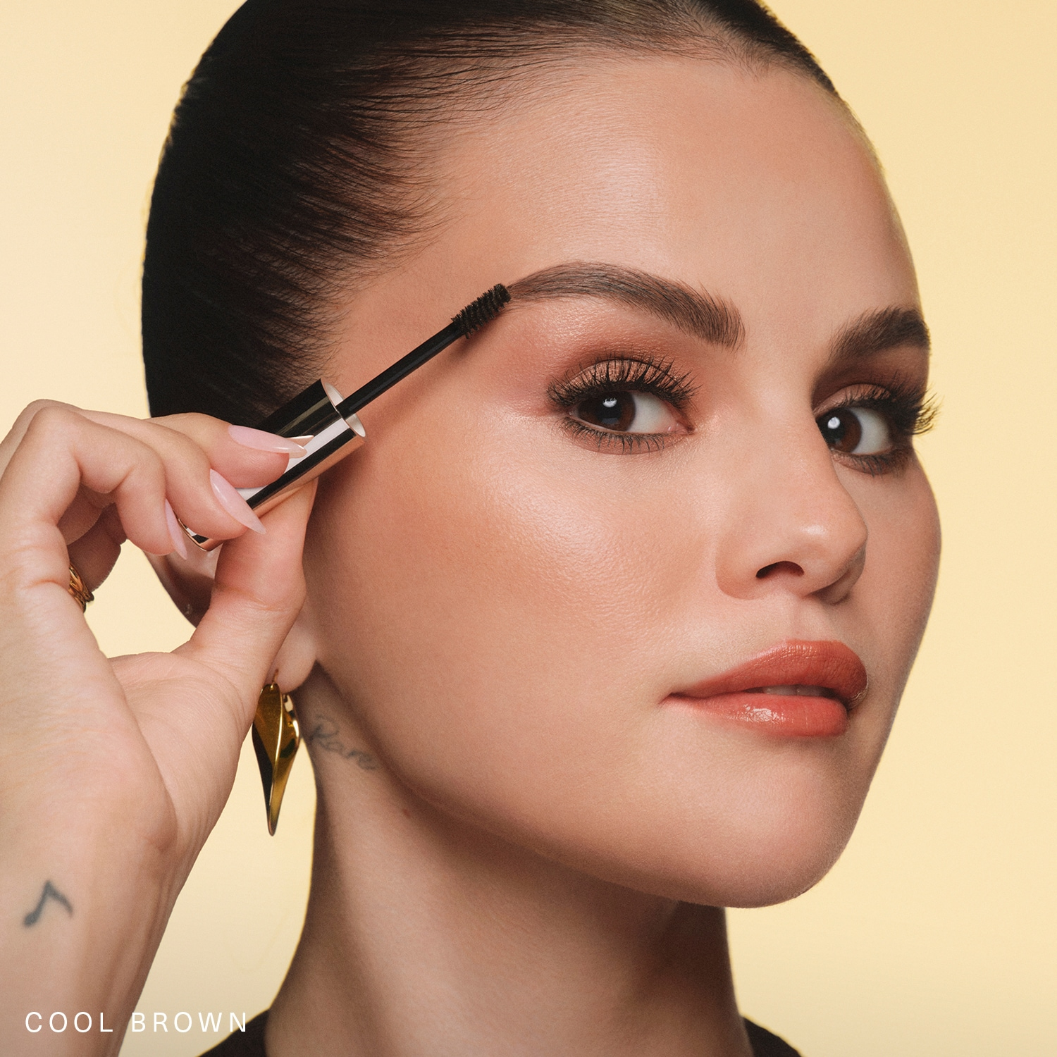 Rare Beauty Brow Harmony Tinted Flexible Lifting Gel aangebracht