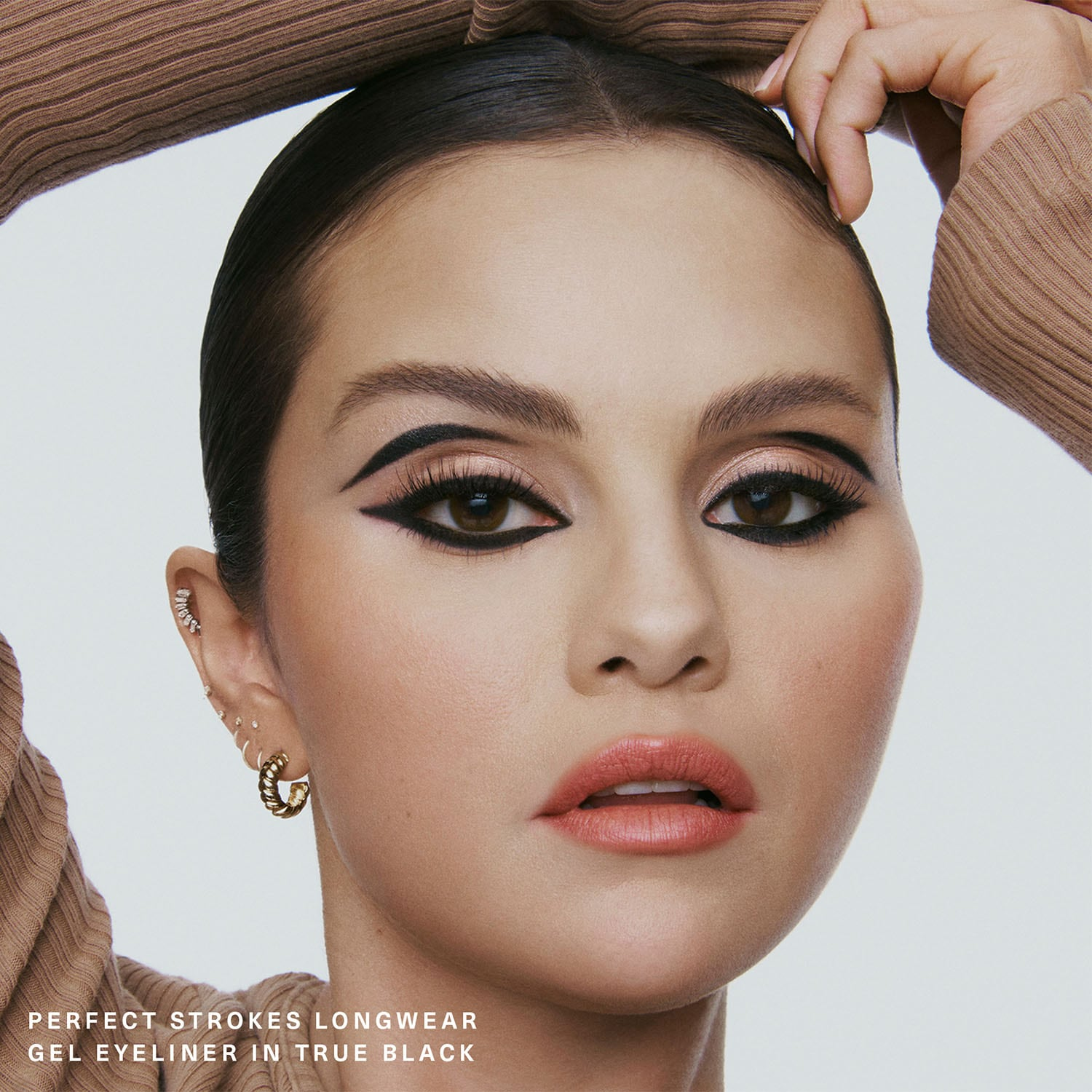 Rare Beauty Perfect Strokes Longwear Gel Eyeliner aangebracht