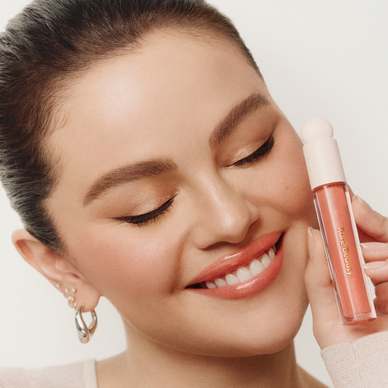 Rare Beauty Positive Light Luminizing Lip Gloss aangebracht