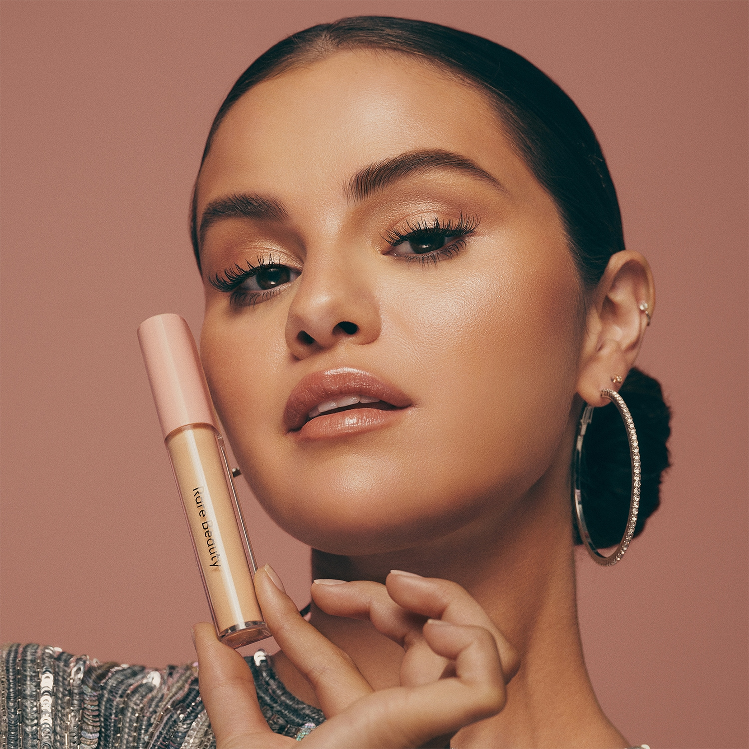 Rare Beauty Positive Light Under Eye Brightener aangebracht