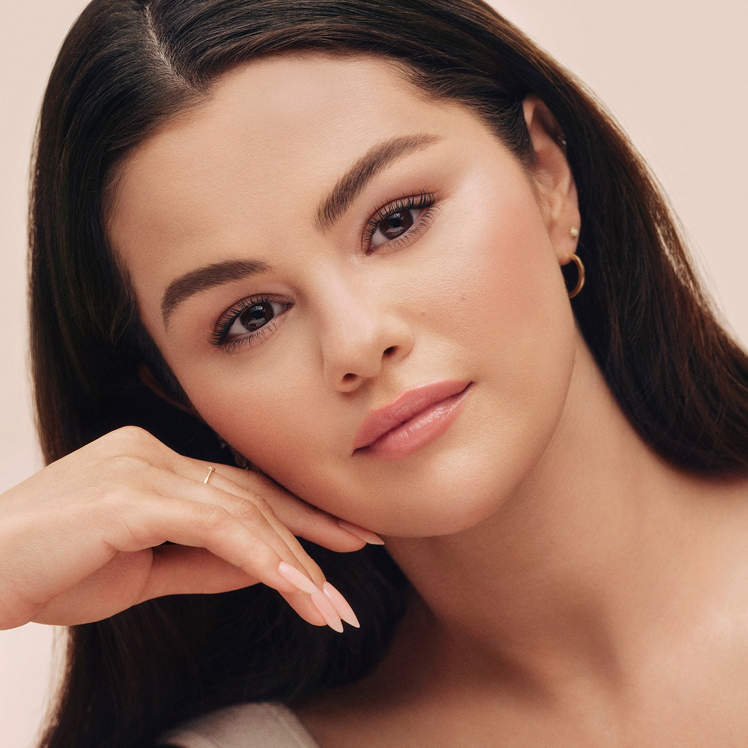Rare Beauty True to Myself Natural Matte Longwear Foundation aangebracht